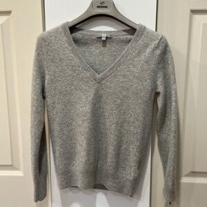 Uniqlo 100% Cashmere Sweater V neck light grey size small